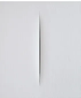 Fig. 2. Spatial Concept ‘Waiting’, Lucio Fontana, 1960. 의 세계로 보며,  이러한 공간 속에서 창조와 변화 를 형성하는 주체는 인간이 된다