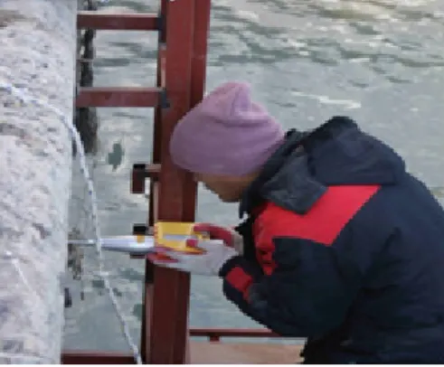 Fig. 1 ROV system concept Fig. 2 Rebound hardness test등  다양한  분야에서  활용  가능한데  본  연구는  수중  항만  콘크리트  구조물의  효율적인  유지관리를  통한  비용절감  및  안정성  증대를  위해  반발경도법과  초음파기법을  통합화한  수중  콘크리트  구조물의  강도예측기법을  개발하고자  하며  본 연구에서 개발된 장비는 추후 수중 진단 기계화 장비중의 하나인 ROV (Remotely O