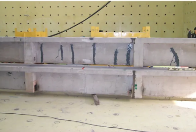 Fig. 3 Test member and  loading frame Fig. 4 Figure of repaired test member by epoxy (CR1H)