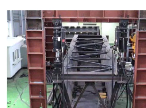 Fig.  12  대표적인  휨실험  전경                     하중   Case 50  kN 100  kN 150  kN PBNB 11.47 22.83 34.30 PBW2 11.41 22.72 34.34 PBX2 11.21 22.64 33.86 PBW3 11.32 22.98 33.70 PBW4 11.29 22.87 33.83 PBX4 11.34 22.73 33.93 PBW5 11.29 22.69 34.00 PBX5 11.44 22.66 3