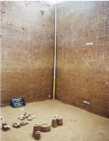 Fig. 5. Photograph of the E55S20-IV pit at the Jeongokri paleolithic site (www.kras.or.kr).이 관점에서 본다면 유기물이나 패각의 방사성 탄소 연대측정 결과가 층서적으로 역전되어 나오는, 즉 오래된 탄소가 젊은 퇴적물 사이에 협재하는 것도 다분히 있을 수 있는 일이라 하겠다(Oliver et al., 2015)