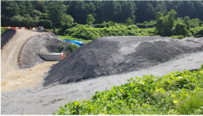 Fig. 1. Construction of model slope
