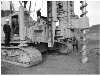 Fig. 5. Ground drilling time and drilling depth along auger  rotation count정되었으며,  지반조사 위치를 중심으로 약 6m씩 이격하여 총 4개소에서 시험굴착을 수행하였다.3.2 굴착 및 계측장비3.2.1 굴착장비일반적으로 선굴착 공법에 사용되고 있는 굴착장비는  일반오거 , T4오거,  케이싱오거로 구분된다