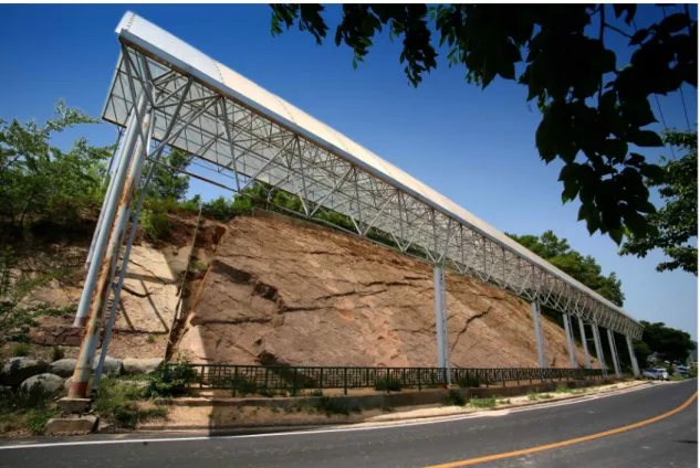 Fig. 1. Uiseong dinosaur tracksite with a protection roof.3.1  경북 의성 공룡발자국 화석산지[천연기념물 제373호]우리나라에서  공룡발자국  화석으로는  최초로 천연기념물로 지정된 곳이며 비탈진 사면에 공룡발자국을 관찰할 수 있는 노면이 위치한다