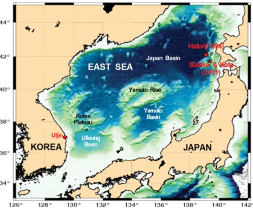 Fig. 1. Station map. Red star and red diamond indicate tsunami source area based on Satake and Kato (2001) and tsunami epicenter suggested by Hatori (1994), respectively