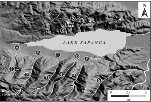 Fig. 3. Physiographic image of the  study area. Circled numbers identify  each of the 10 fluvial systems and  cap-ital letters identify each of the 5  allu-vial fans used for the morphometric  analysis.