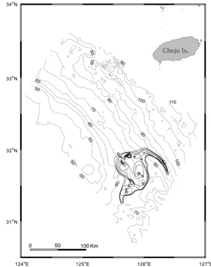 Fig. 6.  Isopach map showing the thickness of mud patch (solid lines), superimposed on the bathymetry in the study area (dashed lines)