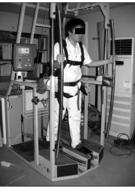Fig.  3.  Electromechanical  gait  trainer    (2)  로봇과  보행  재활