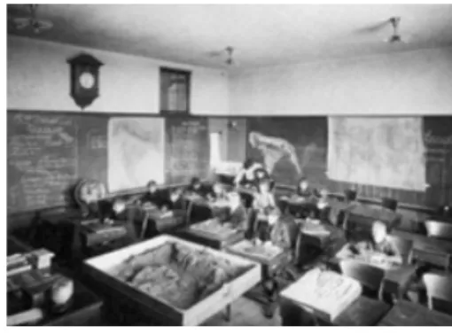 Figure 6. Sand-box in Geography Classroom sorce: https://www.lib.uchicago.edu/e/spcl/centcat/fac/fac_img19.html과의  실  군(회화,  조각,  소묘,  책  장정  등의  작업이  가능하고  천창이  설치되어  있다),  식당이  위치되어  있다