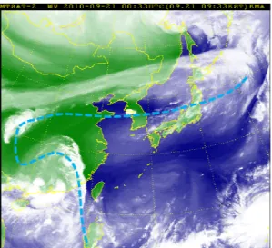 Fig. 5 Satellite image and Geopotential Height at 500hPa on 00UTC 21 Sep. 2010 인 것이 북태평양 고기압 중심으로는 강한 하강기류와 함께 구름이 없는 지역이 나타나고 북태평양 고기압 가장자리와 북쪽의 Dry Slow(암역)의 사이에서 집중호우와 직접 관련된 강한 중규모대류계가 발달하고 있는 모습을 보여준다는 것이다