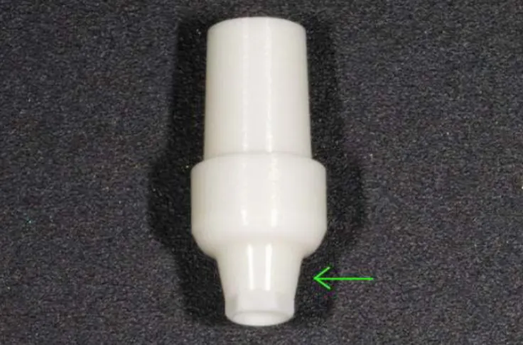 그림  5.   Internal  conical  connection  임플란트의  지르 코니아  지대주는  일반적으로  임플란트  fixture  내부에  들어가는  부분(화살표)의  두께가  두껍지  못하다