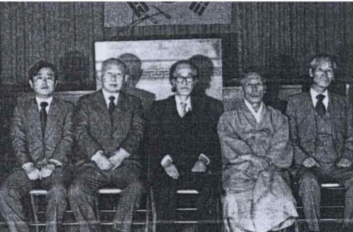 그림 2. 부산대 소장 李圭晙의 편지글 그림 3. 왼쪽부터 이계황, 유봉영, 조국원, 조규철, 임창순 (『민족문화추진회 42년사』, p. 293) 李圭晙은 자신이 자신의 학문을 정리하면서, “나는,  마음으로는 黃帝․老子  등의 道家에서 노닐고, 孔子  등의 儒學을  실천하고 싶네