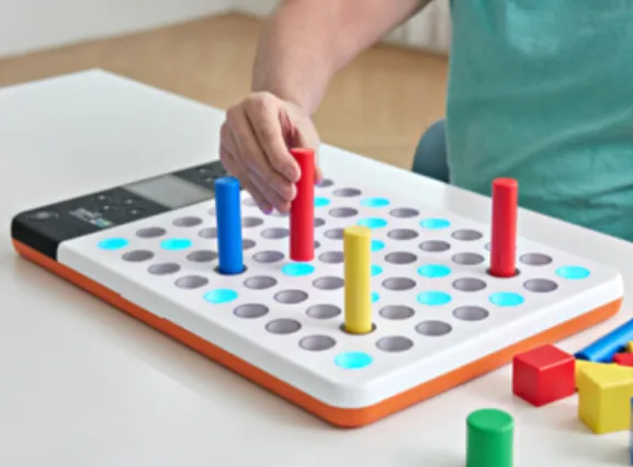 Figure 1. RAPAEL Smart Pegboard까지 총 10주간 김해시 R병원에서 뇌졸중으로 진단받은 환자 중 본 연구의 취지 및 훈련과정에 동의한 20명의 대상자를 선정하여 시청각 바이오피드백 훈련을 적용한 중재집단 10명, 자가 활동 프로그램을 적용한 대조집단 10명으로 구분하였다