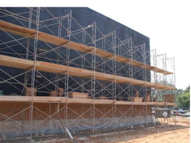 Figure 1. A scaffolding for masonry wall construction 불구하고 가시설과 관련된 안전 문제를 해결하기 위해서는 많은 문제점들이 해결되어야 한다