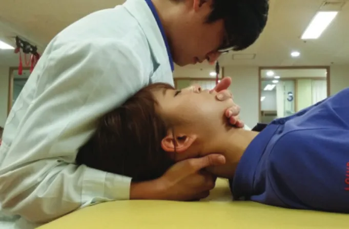 Fig  1. Manual  cervical  traction