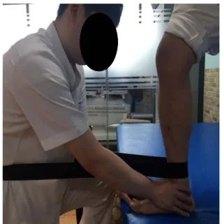 Figure 2. (A) Fibular reposition taping, (B) Kinesio  taping  3.  분석방법  측정된  자료는  SPSS  ver.18.0(IBM,  USA)을  이용하여  통계처리  하였으며,  세  군간  정규성  검증을  위해  일원 분산분석(one-way  ANOVA)을  시행하였고,  중재방법에  따른  군간  자세조절  능력과  점프  수행력의  차이를  검증 하기  위해  공분산분석(ANCOVA)을  이용하여