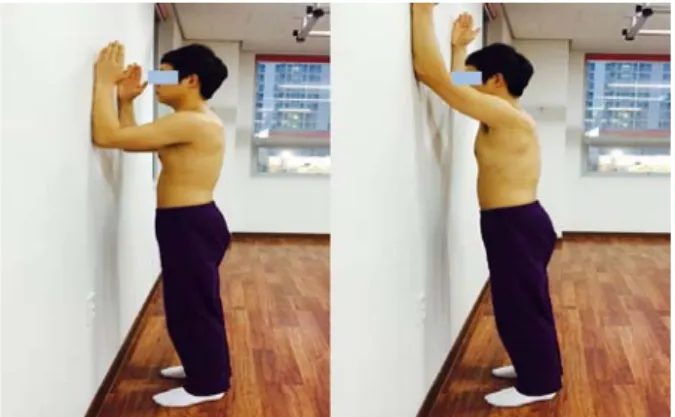 Figure  3.  Wall  slide  (left-start  position,  right-end  position) 2)  슬링  슬라이드 대상자는  양  발을  어깨  넓이로  벌리고  바로  선  상태 에서  현수점을  어깨  관절의  수직  상부에  위치시키고,  줄은  팔굽  관절  높이까지  오도록  하였다