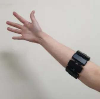Fig. 1 Photograph of the worn EMG measurement  device