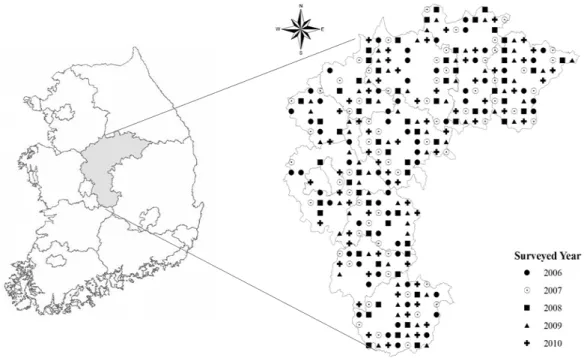 Fig.  1.  Location  of  the  study  area  and  distribution  of  samples  by  year.