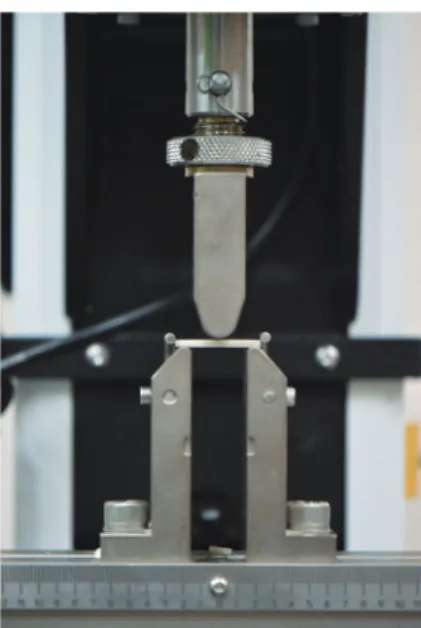 Fig. 4. Flexural strength test with the universal testing machine.