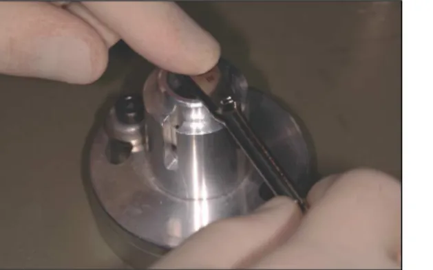 Fig. 2. Torque wrench and digital device for the measurement of detorque force. 