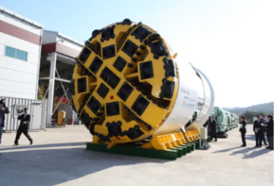 Fig. 6. Earth pressure balanced shield TBM with the completed cutterhead 외주부에 대한 전체 가공을 실시하였다 (Fig