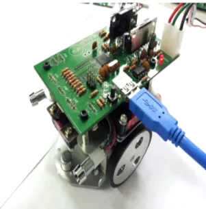그림 4. 자동차 로봇 모형에 프로그램을 전송하는 모습 Figure 4. Sending Program to a Robot car