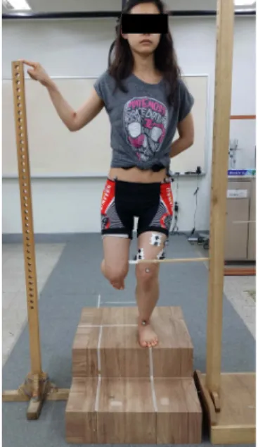 Figure  1.  Controlled single-leg squat.은 피험자가 Reese가 묘사한 방법을 따라 일관성 있게측정되었다(Reese, 2013)