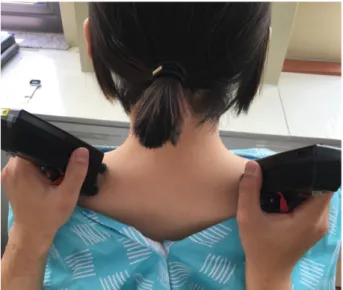 Figure 2. Static surface electromyography device and measure- measure-ment sites (upper trapezius)