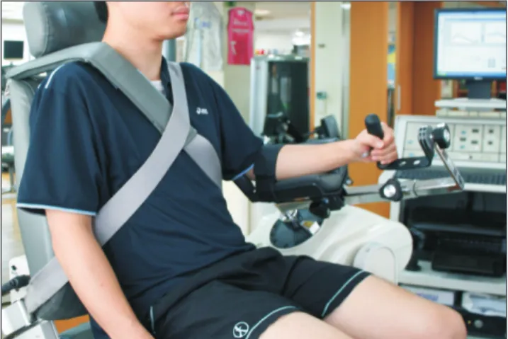 Fig. 1. We measured isokinetic muscle strength using the Biodex System III.