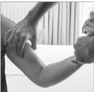 Fig. 1. With the patient’s forearm supinated and fl exed to 90 degrees the ex- ex-aminer gently grabs the biceps muscle belly and attempts to translate it  medi-ally and latermedi-ally.