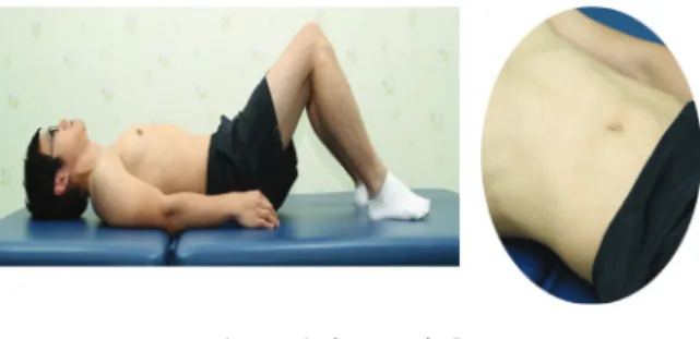 그림  1.  배가로근  수축운동 배가로근(transverse  abdominis)  수축(그림  1),  네발기 기  자세에서  한  팔  들기,  볼에  앉아서  한  발  들기  등) 을  포함시켰다