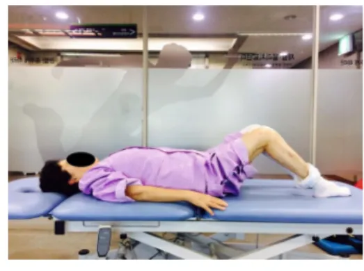 Fig. 1. abdominal hollowing 두  번째로,  몸통  들어  유지하기(curl-ups)  운동방법은  환자는  바로  누운  자세에서  양쪽  발이  바닥에  위치하도 록  하여,  턱을  앞으로  당기고  양쪽  팔을  무릎을  향하도록    체간을  들어  올리고  유지하는  운동이다(Fig