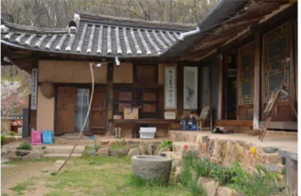 Fig. 8. Sarangchae’s Gate  이  집의  대문은  겹 대문으로  안쪽의  안마당  쪽에서  한  짝이  더 걸려있는  것도  특이하다