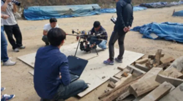 Fig. 7. Drone Setting for Test  Fig. 7과  같이  드론  비행을  위한  사전  세팅  작업을  진 행  한  후,  붕괴  지형과  유사한  현장의  드론  비행  및  3차 원  형상  모델링  작업을  위하여  Fig