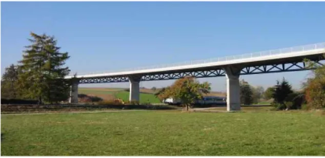 그림  3.  강관  트러스  합성형  교량 (Korntal-Munchingen  Bridge,  독일)2.2 고가구조물 고가구조물은 바이모달 트램 통행권 확보를 위한 중요한 요소이지만, 조망권 저해, 공사에 따른 혼잡등으로 인한 민원으로 시공상 어려움도 있다
