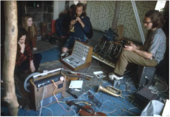 그림 2. 퓰사 그룹 <조화의 목장>, 1969년 Figure 2. Pulsa Group, <Harmony Ranch>, 1969 그 밖에 빛, 소리, 열 등을 컴퓨터를 사용하여 농업,건축, 음악, 시각예술 등의 분야에 접목시킨 퓰사(Pulsa) 그룹[그림 2], 그리고 영화, 음악, 설치 미술, 인터넷 등을 활용한 미디어아트 콜렉티브 유스코(USCO)그룹처럼, 서로 다른 분야의 전문가들이 모인 소규모협업 그룹들의 활동도 활발하였다