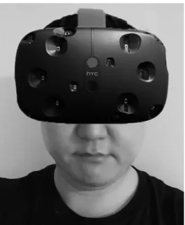 Fig. 1. VR headset completely blocking a gamer’s ability to see the sur- sur-roundings.