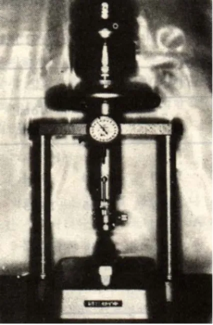 Fig. 2 : Bonding with compressor Fig. 3 : Specimen after bonding4. 주사전자 현미경 관찰 도재의 부식정도에 따른 부식양상을 관찰하기 위해 대조군과 5% 불화수소산으로 2분 30초, 5분, 7분 30초,10분간 부식 처리한 도재시편 5개와 금속의 적합한 전해부식을 확인하기 위해 전해부식시킨 금속시편 1개를 주사전자 현미경으로 관찰하였다.
