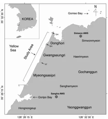 Fig. 2. Map of the study area. Three transect lines includ- includ-ing ticks (30 m interval) represent monitorinclud-ing set-up for  sur-face sampling, elevation change, and measurement of sedimentation rate.