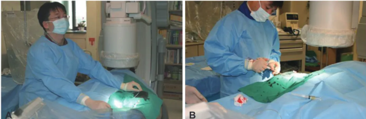 Fig. 2. Procedural position of the right and left radial approaches for coronary interventions