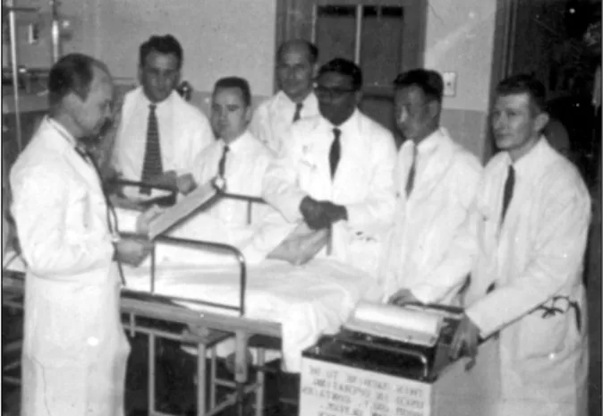 Fig. 1. Dr YK Lee with Dr Lillehei at Minnesota University  Hospital in 1959.이네......(중략).....당신  팀  사람들의  문제는  약간  다르네......(중략).....과내에서 규정을 어기고 있는 것은 당신 팀의  사람과  Veteran  병원의  몇  사람뿐이네......(중략).....Dr Lee가  나에게  보낸  편지를  당신에게도  보여  주었는지는 모르겠지만  어쨌든  그 