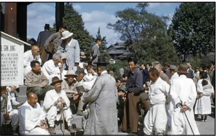 Figure 1. Tapgol Park in 1950's Source: www.yonhapnews.co.kr 후부터 총독부는 탑골공원의 관리를 소홀히 했으나, 관리권이경성부로 이관되면서 여름철 야외 음악회가 열리는 등 공원으로서의 활기를 되찾았음을 보여주고 있다(Park, 2003)