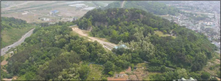 Figure 1. Jayeon Madang Development Project(JMDP)’s site 형성하는 곳에 위치한다. 또한 대상지 주변으로 학교를 비롯한 교육 시설과 박물관 등의 문화예술시설 및 영남루(보물 제147 호)와 같은 사적지들이 자리하여 다양한 어메니티를 보유한 도 시 내에 위치하고 있다