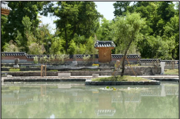 Figure 16. Hwa-O(花塢) Garden and square island which built in rectangular stone ⓒ Hyun-Don Shin, 2014 화오정원 중심 축 선상에 첨경 요소로 협문을 배치하고, 그 연장선상에 방형의 섬을 만들어 디자인에 통합성을 주었으며, 기단에는 고려 시대 돌계단과 대나무 숲, 탐라산수국, 매화 등 을 식재하여 계절감을 연출하도록 하고, 고려인 표정의 벅수, 하마석, 괴석 등을 오브제로 연출하였