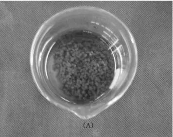 Figure 7. Stripping test of asphalt mixtures non-added astis- astis-tripping agent. 안 물에 담지시킨 것으로써,  박리방지제를 첨가하지 않 은 것에 반해 골재를 둘러싸고 있는 아스팔트 피막의  박리저항성  효과가  나타남을  확인할  수  있다