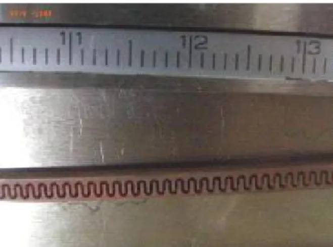 [그림  6]  0.1  THz  folded  waveguide  이미지 [20] [그림 8]  Nano-CNC  machining 으로 제작된 DSG  저속파 구 조 [21][그림  7]  UC  Davis에서 micro-EDM을 이용하여 제작한 0.27 THz  folded  waveguide 전자 현미경 이미지드 절삭툴을 이용하여 제작하기 때문에 표면 거칠기가 매우좋고,  제작 공차도 1  μm  이하로 보고되고 있다