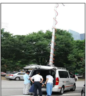 [그림  3]  9m  높이 안테나와 측정차 (출처:  KBS) 개인용 장비를 통해서도 TV  프로그램의 시청이 가 능하려면,  DMB의 경우를 들어 2  m  높이에서 수신 전계 강도 기준이 마련될 필요가 있다고 본다