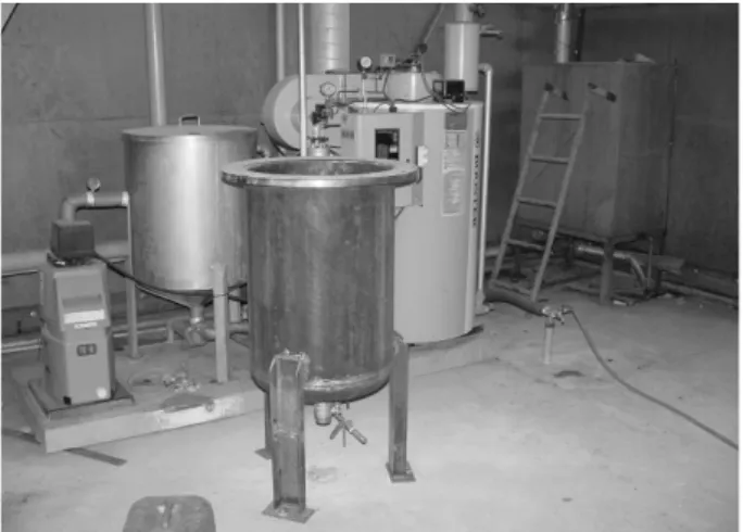 Fig. 1. Acid/alkali hydrolysis apparatus of animal cadavers.2010년  11월에  발생한  구제역은  전국으로  확산하여  약 375만 여두의 가축을 매몰 처분하였는데 (Kang, 2011), 일부 부실 매몰지의 경우 병 발생 후 최대한 신속히 조치하기 위해서 매몰 대상지의 입지 및 환경인자 (영양염류, 중금속, 세균 등)에 대한 고려와 사후 관리가 충분히 이루어지지 않아서 매몰에 따른 토양 및 지하수의 오