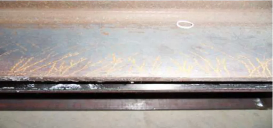 Fig. 10 Specimen Failure configuration 4.  결  론 기존의 보에 인장보강을 위하여 에폭시로 구성된 레진을 도포한 후  CFRP Strip으로 접착 부착하여 보의 내하력 증진정도를  검증하고자 하였다 